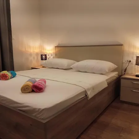 Novi Apartmani Skrape U Samom Centru S Parkingom Trogir Exterior photo