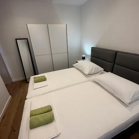 Novi Apartmani Skrape U Samom Centru S Parkingom Trogir Exterior photo
