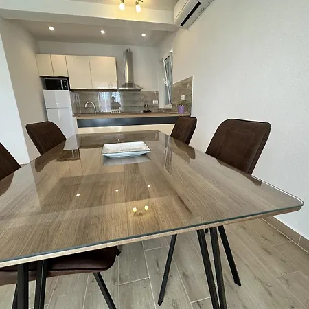Novi Apartmani Skrape U Samom Centru S Parkingom Trogir Exterior photo