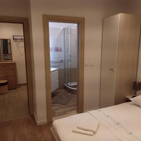 Novi Apartmani Skrape U Samom Centru S Parkingom Trogir Exterior photo