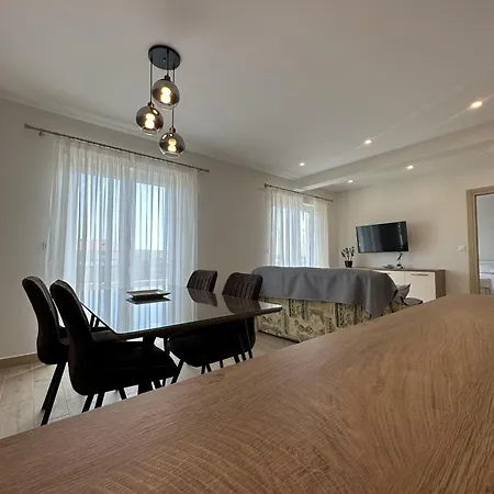 Novi Apartmani Skrape U Samom Centru S Parkingom Trogir Exterior photo