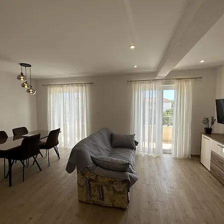 Novi Apartmani Skrape U Samom Centru S Parkingom Trogir Exterior photo