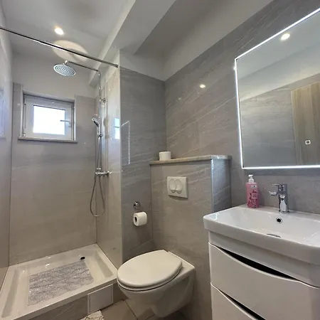 Novi Apartmani Skrape U Samom Centru S Parkingom Trogir Exterior photo