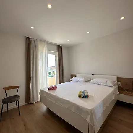 Novi Apartmani Skrape U Samom Centru S Parkingom Trogir Exterior photo