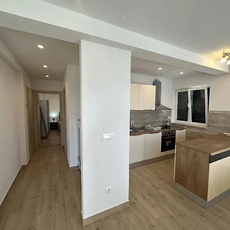 Novi Apartmani Skrape U Samom Centru S Parkingom Trogir Exterior photo
