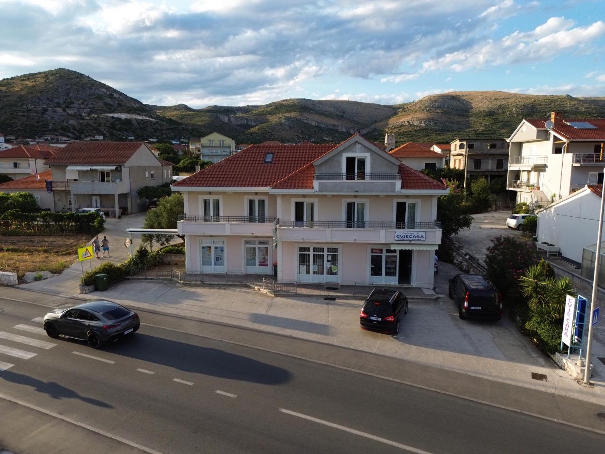 Novi Skrape U Samom Centru S Parkingom *